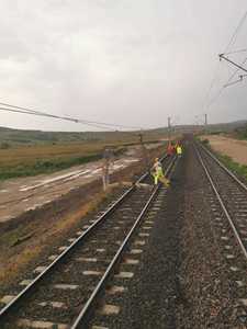 Stâlp prăbuşit pe calea ferată, în judeţul Braşov, un tren de călători fiind staţionat / Se lucrează pentru îndepărtare

