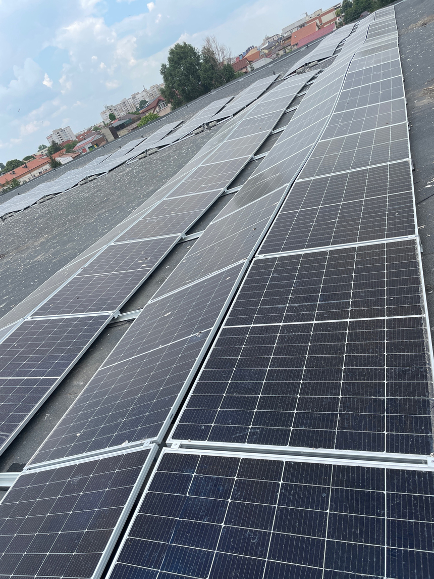 STUDIU CBRE: Spaţiile industriale şi logistice, esenţiale în producţia de energie solară. Peste 50% va fi furnizată de panourile fotovoltaice de pe acoperişuri până în 2030