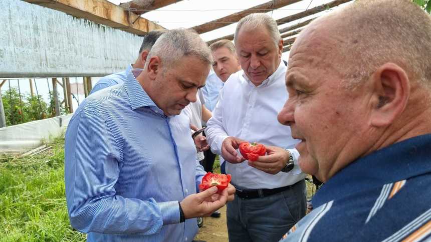 Ministrul Agriculturii, vizită în judeţul Bistriţa-Năsăud: Fermierii de aici sunt nu numai un exemplu de ceea ce înseamnă produse româneşti de calitate şi afaceri cu tradiţie, dar şi de muncă, dedicare şi viziune