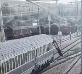 Acuze între CFR Călători şi CFR Infrastructură, după ce uşa unui vagon cade în mers - CFR Călători susţine că uşa a fost lovită de un utilaj / Compania care se ocupă de infrastructura feroviară publică imagini în care se vede că uşa cade singură - VIDEO