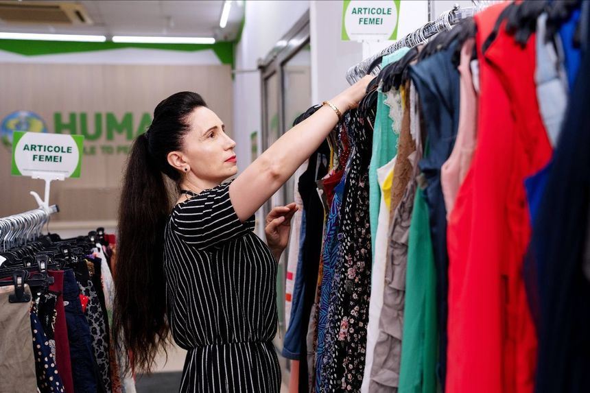 RAPORT: Valoarea pieţei de haine second-hand s-a ridicat anul trecut la 177 de miliarde de dolari şi se aşteaptă ca în 2027 să depăşească 350 de miliarde de dolari / În 2022, 56% dintre români au achiziţionat haine din magazine second-hand.