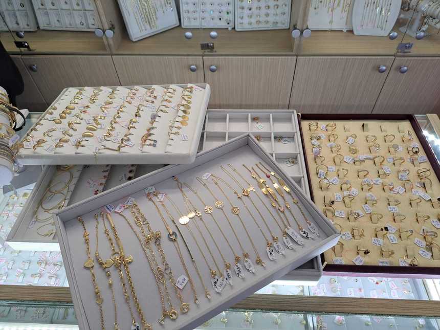 Peste 1,5 kilograme de obiecte din aur, confiscate de către inspectorii ANAF de la case de amanet şi bijuterii din Arad