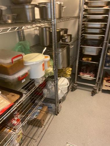 Gândaci peste alimente, mâncare stricată şi mizerie în bucătăriile a două restaurante din Timişoara controlate de Protecţia Consumatorului / Amenzi de 20.000 de lei - FOTO