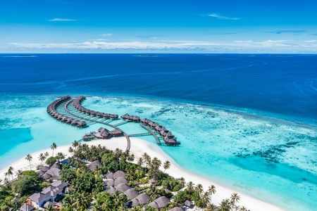 Agenţia de turism Karpaten Turism relansează zborurile charter către Maldive şi estimează vânzări totale de 170 milioane de euro în acest an. ”Numărul românilor care vor călători în destinaţii exotice se dublează în sezonul 2023-2024”
