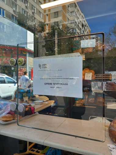 Peste 50 de operatori economici, verificaţi de ANPC într-un centru comercial din Sectorul 5 al Capitalei / Amenzi de peste 240.000 de lei / Propunere de închidere pentru mai multe societăţi - FOTO



