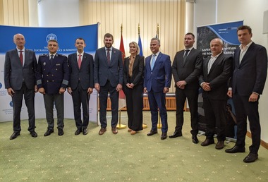 Proiect de 13,8 milioane de euro pentru reducerea criminalităţii transfrontaliere şi a migraţiei ilegale, în zona de frontieră româno-sârbă / Contract semnat de ministrul Dezvoltării şi şeful Poliţiei de Frontieră Timişoara