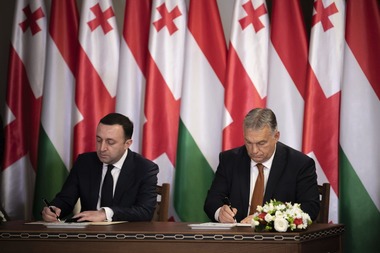 Viktor Orban este în Georgia, unde cele două guverne au o şedinţă comună. Un subiect cheie al discuţiilor va fi proiectul cablului submarin pentru energie, la care participă şi România