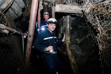 Sebastian Burduja, ministrul Energiei, a coborât în Mina Livezeni: Am participat la extracţia a 5 tone, cu un utilaj de provenienţă sovietică, din anii ‘80