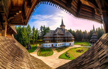 Românii se pregătesc de revelion. Maramureş, Bucovina şi Valea Prahovei sunt în topul preferinţelor. Mai mult de jumătate dintre români spun că preţurile de revelion din acest an sunt exagerat de mari