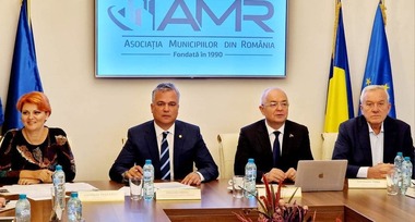 Ministrul Dezvoltării, la întâlnirea Comitetului Director al Asociaţiei Municipiilor din România – S-a discutat despre oportunităţile de finanţare a proiectelor / Adrian Veştea: Sunt deschis la dialog cu autorităţile locale şi le voi oferi tot sprijinul necesar pentru implementarea acestor proiecte