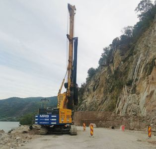 Noi lucrări pe Clisura Dunării, pentru a înlătura riscul prăbuşirii rocilor pe carosabil / Circulaţie dirijată pe DN 57

