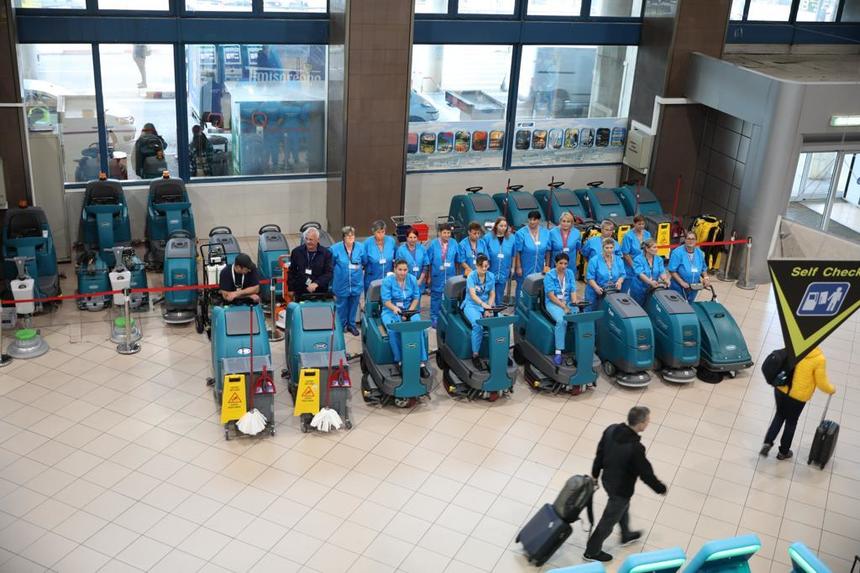 Compania Naţională Aeroporturi Bucureşti: 56 de echipamente performante de curăţenie la Aeroportul Henri Coandă / Utilajele folosesc tehnologia eco nanoclean, care asigură consum redus de apă şi detergent