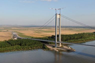 Mihai Tudose, întrebat despre problemele la podul suspendat de la Brăila: Am înţeles că acuma a plouat pe el şi este ud. E o nenorocire, da / Nu treci nici pe Golden Gate cu agabariticul / Nu toată lumea este fericită cu existenţa acelui pod