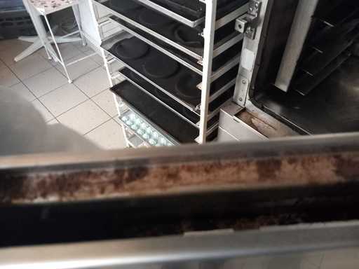 Cofetăria Silvian din Constanţa a fost închisă temporar de comisarii CJPC până la remedierea deficienţelor / Echipele de control au găsit mizerie, prăjituri care nu aveau trecută data limită de consum, aparatură rugină şi neigienizată 