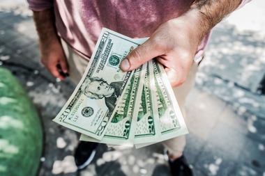 INS: Câştigul salarial mediu net a crescut în luna septembrie cu 62 lei (+1,4%), la 4.593 lei, faţă de luna august 2023