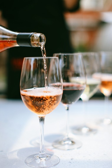 Platformă: România a produs în acest an 4,4 milioane de hectolitri de vin, cu 15% mai mult decât în 2022, fiind al şaselea cel mai mare producător de vin din Europa. România a fost printre puţinele ţări care au produs mai mult vin decât anul trecut 