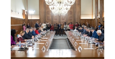 Guvernul a adoptat o OUG prin care şefii autorităţilor şi instituţiilor publice, care au calitatea de ordonator de credite, nu mai pot emite acte administrative care stabilesc drepturi salariale suplimentare