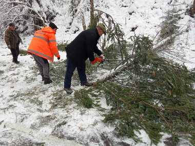 Drumarii au intervenit pe DN 17 A, în judeţul Suceava, pentru a îndepărta efectele vremii