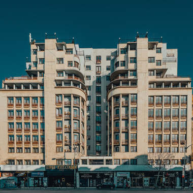 Celebra familie austriacă Julius Meinl, cu cele mai mari fabrici de ciocolată din România, vrea să intre pe piaţa hotelieră din Bucureşti. S-a interesat de achiziţia hotelului Ambasador, dar fără rezultat