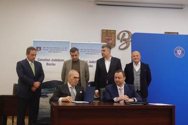 A fost semnat contractul de lucrări pentru lotul 3 din tronsonul Ploieşti – Buzău al A7/ Ciolacu: Mă bucur că am reuşit să deblocăm infrastructura mare. Autostrada Moldovei este prinsă în PNRR / Grindeanu: Acest lot are perioada de execuţie de 20 de luni 