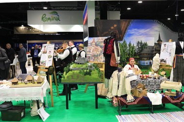 Cum se promovează România la cel mai mare târg de turism din Polonia: şezătoare, expoziţie de costume populare, demonstranţii ale meşterilor populari, plimbare virtuală prin Deva. 40 de autobuze colantate cu imaginea Castelului Peleş, pe străzil Varşoviei