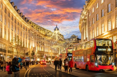 Vola.ro: Principalele opţiuni ale românilor pentru minivacanţa de 1 Decembrie la târgurile de Crăciun din Europa sunt Londra, Paris, Roma, Viena, Milano şi Bruxelles. Cel mai ieftin bilet de avion a pornit de la 39 de euro