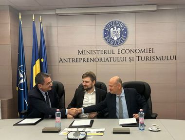 Romarm şi israelienii de la Elbit Systems vor înfiinţa un Centru de Excelenţă de Artilerie în România. Companiile vor produce obuziere mobile avansate Elbit Systems de 155 mm ATMOS