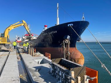 Control al comisarilor Gărzii de Mediu în Portul Constanţa / Amenzi de 320.000 de lei şi suspendarea activităţii pentru un operator economic / O firmă dezmembra ambarcaţiuni fără a deţine autorizaţie - FOTO