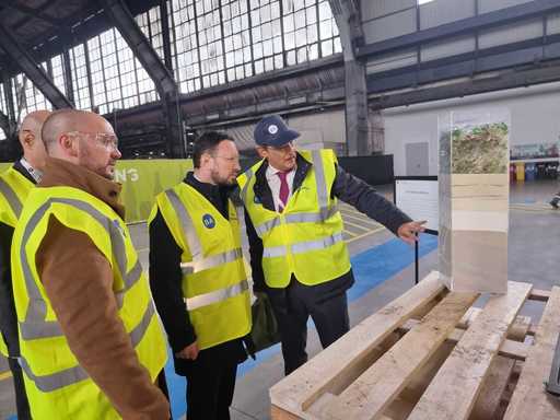 Ministerul Mediului anunţă că un nou cuptor de fabricare a ambalajelor din sticlă a fost inaugurat de BA Glass în România / Fechet: Prin reciclarea sticlei, reducem emisiile de CO2, reducem deşeurile şi economisim energie şi materii prime

