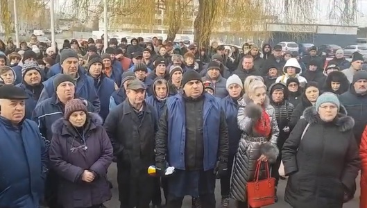 UPDATE - Nou protest la societatea Carfil Braşov - Sindicaliştii reclamă că măsurile fiscale vor duce la blocarea activităţii industriei de apărare - FOTO / VIDEO