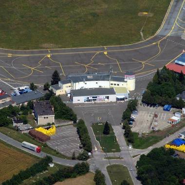 Consiliul Judeţean Arad a aprobat acordarea unui împrumut pentru Aeroportul Arad, în vederea finalizării unui proiect / Banii, necesari pentru echipamente medicale şi PSI

