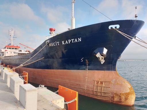 Nava care a eşuat şi a lovit un dig de protecţie în Portul Constanţa, în timpul furtunii de la sfârşitul lui noiembrie, va părăsi portul remorcată / Aceasta va ajunge într-un şantier din Turcia pentru reparaţii 