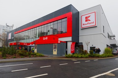 Kaufland inaugurează primul magazin din Bucureşti cu o mini-pădure urbană în parcare şi ajunge la o reţea de 173 de magazine la nivel naţional