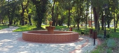 Bălţi pe alei, bănci neconforme sau vegetaţie uscată într-un parc recent renovat din Timişoara/ Primăria a respins recepţia proiectului de modernizare