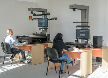 Poşta Română a achiziţionat o linie de scanare şi arhivare electronică de 3 milioane de lei, pentru Fabrica de Timbre. Sistemul scanează documente vechi din arhivele Poştei, care cântăresc 1.000 de tone