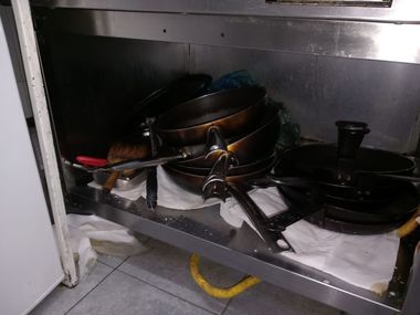 Restaurantul Gargantua din Bucureşti, închis temporar de comisarii ANPC / Au fost găsite mai multe nereguli, printre care, produse expirate, congelatoare neigienizate, paviment cu resturi alimentare şi praf/ Au fost date amenzi de 53.000 de lei - FOTO
