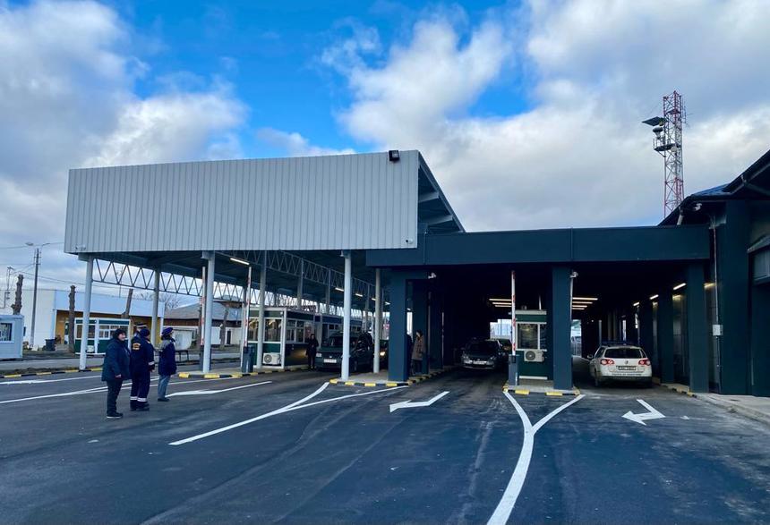 Biroul vamal de frontieră Siret a fost modernizat cu 10 milioane euro. A fost construit un nou terminal pentru automarfare, au fost achiziţionate cabine noi de control, au fost reabilitate clădirile administrative