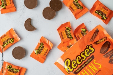Compania americană Hershey, dată în judecată de o femeie pentru că bomboanele sale cu unt de arahide Reese nu au detaliile artistice prezentate pe ambalaj