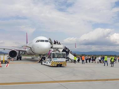 Braşov: Peste 40 de pasageri care urmau să zboare cu Wizz Air spre Dortmund au rămas în aeroport / Compania a schimbat aeronava, alegând una cu locuri insuficiente

