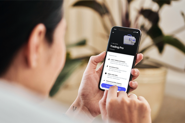 STUDIU Revolut: În 2023, suma medie alocată tranzacţionării de acţiuni a fost de 1.640 de euro/ utilizator. Români au fost interesaţi mai ales de acţiunile Tesla, pe bursele americane, şi de acţiunile Nordea Bank Abp, pe pieţele europene