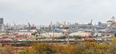 STUDIU Consiliul Concurenţei: Porturile Constanţa şi Galaţi pot deveni platforme importante de hub şi tranzit la Marea Neagră, atrăgând fluxuri comerciale noi prin investiţii în modernizare şi digitalizare,

