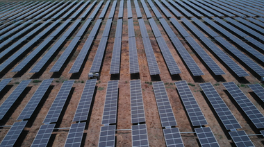nextE anunţă că semnează cel mai mare contract Corporate Power Purchase Agreement pentru energie verde din Romania. Compania va investi 35 milioane euro într-o centrală fotovoltaică compusă din 78.000 de panouri fotovoltaice