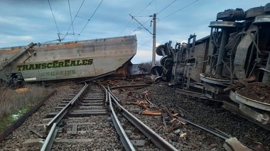 ONG: Noua deraiere a unui marfar pe o linie principală, cu distrugeri majore de infrastructură, ne arată încă o dată starea jalnică a liniei cu traverse de lemn "coapte" / Un accident cu multe victime omeneşti este tot mai aproape

