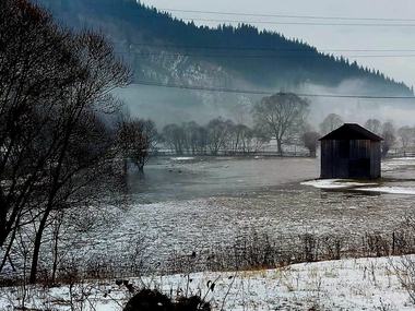 Aglomerare de gheaţă pe râul Dorna, pe o lungime de 600 de metri / Apa curgea printre gheţuri, iar pe o lungime de aproximativ 200 de metri a ieşit din matcă, în Vatra Dornei