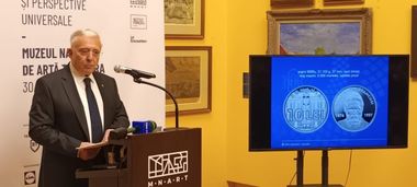 Monedă de argint emisă de BNR la finalul expoziţiei Brâncuşi de la Timişoara/ Isărescu: Inclusiv noi, chiar dacă suntem bancheri, mai încăpăţânaţi, mai cu preocupările noastre despre bani, vedeţi că avem înclinaţiile noastre culturale - FOTO

