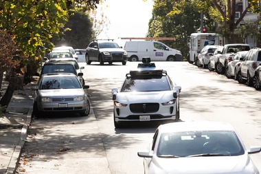 O maşină autonomă Waymo a lovit un biciclist