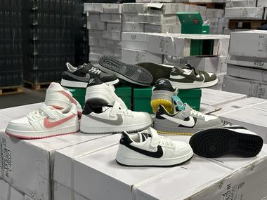 Încălţăminte NIKE, posibil contrafăcută, în valoare de 4,8 milioane de lei, descoperită în Portul Constanţa de inspectorii vamali / Marfa, aparţinând unei firme cu seidul în China,  se afla într-un container sosit din China

