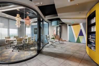 Grupul Workspace Studio, distribuitor de mobilier, şi-a menţinut anul trecut cifra de afaceri la 22,5 milioane euro. Pentru acest an, compania estimează o orientare către spaţii mai mici de birouri şi o presiune pe cost mai mare