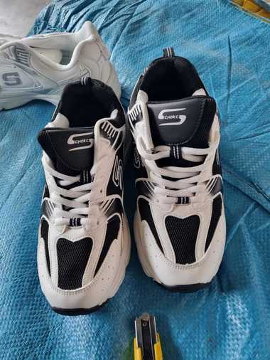 Încălţăminte SKECHERS, posibil contrafăcută, găsită într-un container în Portul Constanţa / Marfa venea din China şi era destinată unei firme cu sediul în Ucraina  / Valoarea de piaţă, peste 2,2 milioane de lei