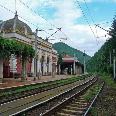 CFR: Două oferte pentru modernizarea corpurilor de clădire din staţia Băile Herculane, investiţie în valoare de peste 19 milioane de lei / Proiectul, finanţat prin Programul Transporturi / Clădirile sunt monumente istotice, iar lucrările vor respwcta avizele Ministerului Culturii





